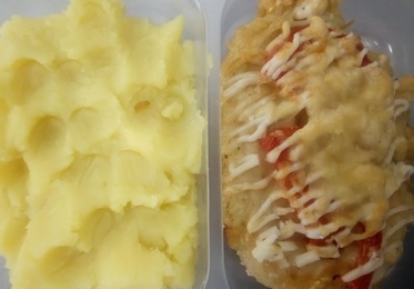 Отбивная куриная с помидором и сыром, картофельные дольки 290 г