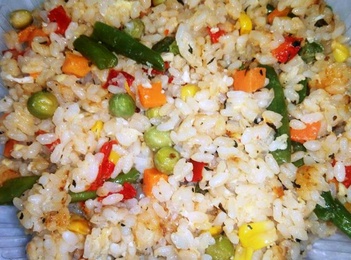 Рис отварной обжаренный с яйцом и овощами 250 г