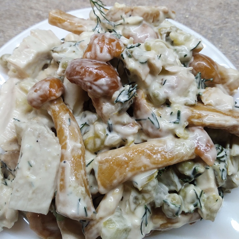 Салат с маринованными опятами, курицей и сыром